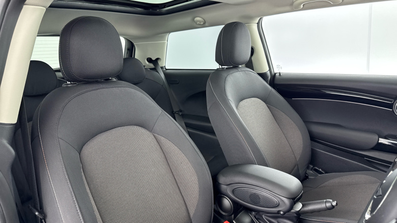 MINI Hatchback 1.5 Cooper Classic 3dr Auto [Comfort/Nav Pack] Petrol Hatchback